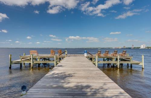 Southbank House | Poolside Fun! Waterfront Gem Near San Marco Square