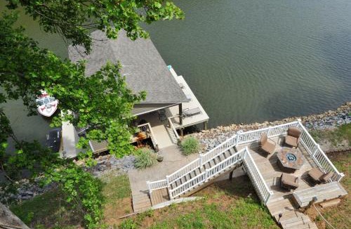 Goodview House | Private Hot Tub! Getaway on Smith Mountain Lake