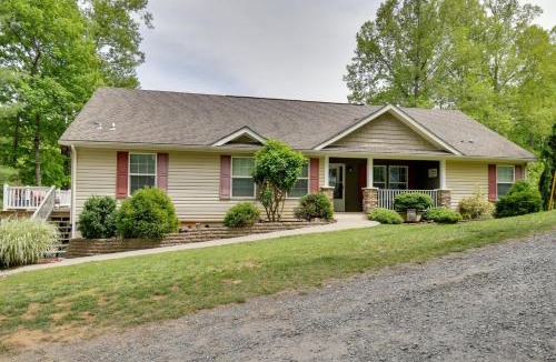 Goodview House | Private Hot Tub! Getaway on Smith Mountain Lake