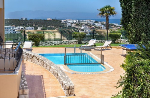 Stalos Villa | Private pool *500mt to Stalos beach*Stunning view*Walk to Taverna & Supermarket