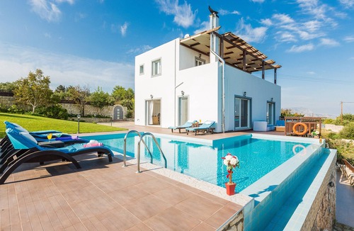 Plaka Villa | Private Pool ★ Sea view ★ BBQ ★ 2min drive to beach