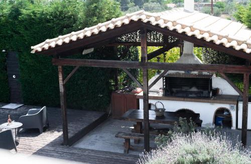 Loutraki Villa | Private Villa Loutraki with Pool, BBQ & View