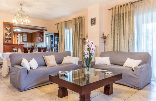 Gerani House | Quiet, spacious and cosy house near the beach