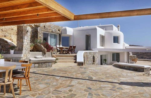 Elia Villa | R 3171 Villa Floyd With Air-conditioning , Dishwasher & Bath towels.