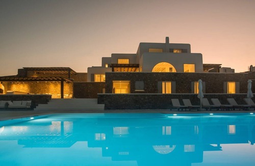 Psarou Villa | R 3172 Villa Flynn With Outdoor jacuzzi.Private gym & Air-conditioning,