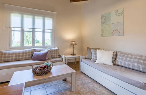 Lefktron Villa | R 3372 Apartmen Dyson Garden View [65 m²] With Coffee Facilities ,Veranda & Air Conditioning.
