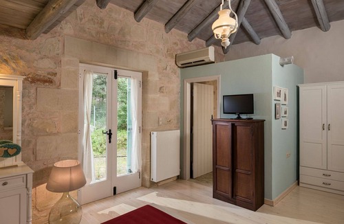 Maza Villa | R 491 Villa with Indoor Jacuzzi Private Pool Mountain Views