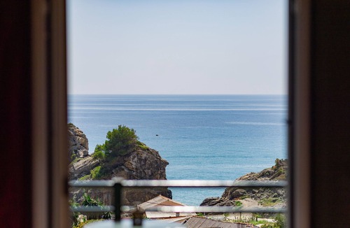 Sinarades Apartment | Rainbow mazonete, Pelekas beach, 40 meters from the sea
