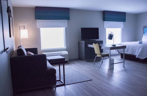 Cranberry Township Hotel | Relaxing Stay with Indoor Pool Access and Walkable Dining Options!
