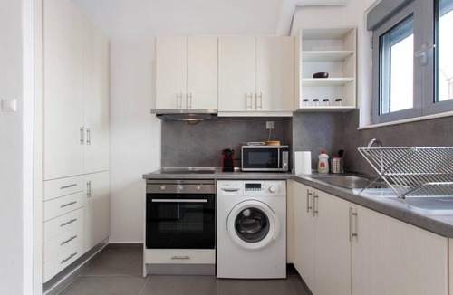 Neos Kosmos House | Renovated 2025 4 Bdr House Near Acropolis - New Beds Terrace Green Yard