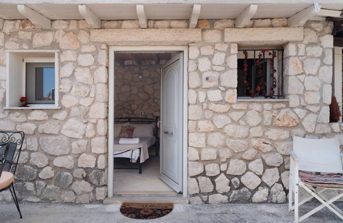 Fternon Apartment | Room 'Rose' with Shared Terrace, Wi-Fi and Air Conditioning
