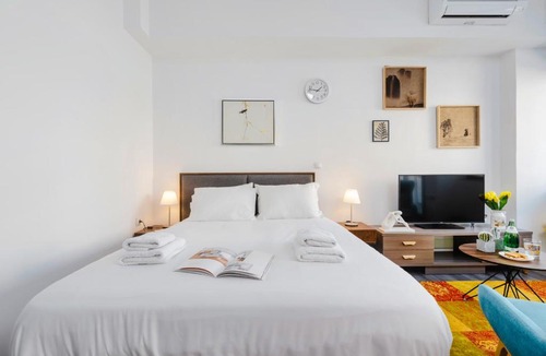 Neapoli Apartment | Sanders Home Suites - Charming Downtown Studio