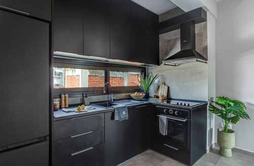 Thessaloniki Apartment | Sanders Old Port - Cozy 1-Bdr Apt with Balcony