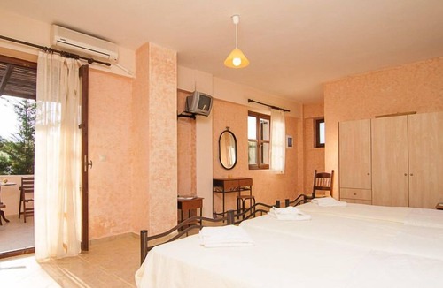 Agios Mamas Villa | Sarris Villa, Walking distance to taverna & mini market -Cool ambience