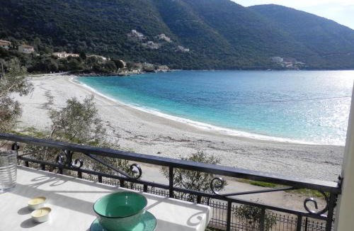Mikros Gialos Apartment | Sea Pebble Studios