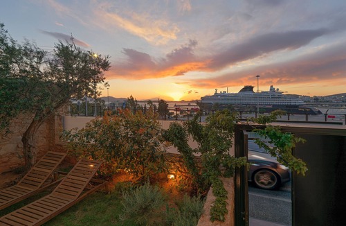 Piraeus House | Sea View Garden Suites