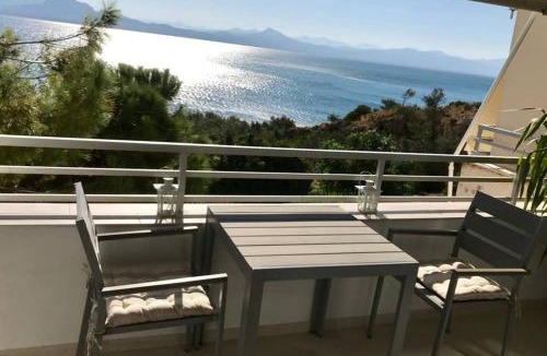 Loutraki-Agioi Theodoroi Apartment | Sea view studio