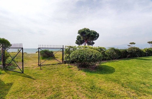 Schinias Villa | Seaside villa Hoopoe in Marathon-the garden is what separates you from the beach