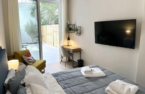 Kinosargous Apartment | Secret Garden by Acropolis - Athens Central Gem