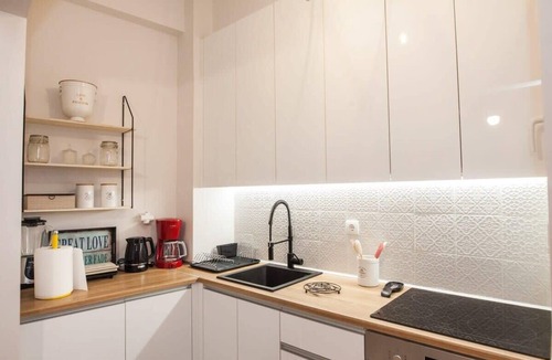 Omonia Apartment | Sleek & Modern Apartment Near Metaxourgeio