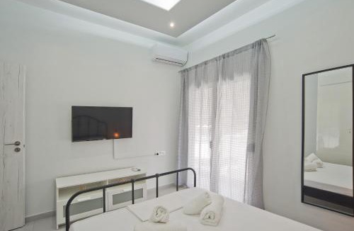 Peiraiki Apartment | Sofia's Home Piraeus Modern, Reno, Fully Equipped