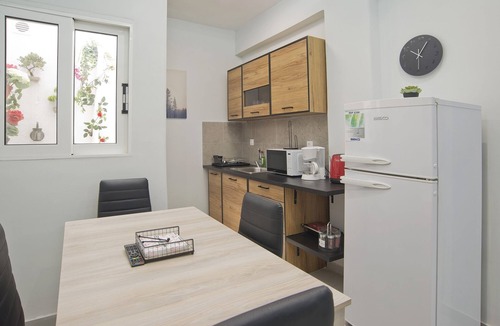 Peiraiki Apartment | Sofia's Home Piraeus Modern, Reno, Fully Equipped