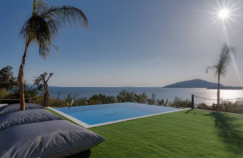 Lavreotiki Villa | Sounio Black Villa