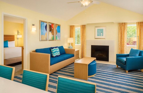 Flagstaff Hotel | Spacious and Modern Suites Near Bushmaster Park, Pets are Allowed, Pool!