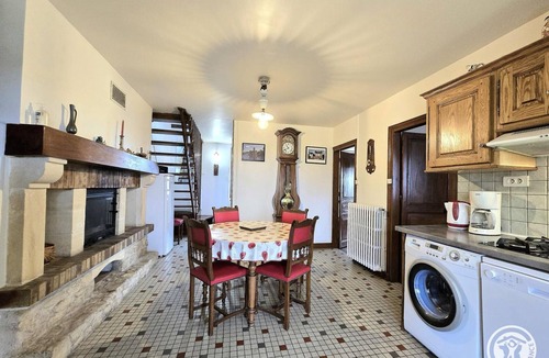 Thiviers Cottage | Spacious house with fireplace and large garden in Thiviers