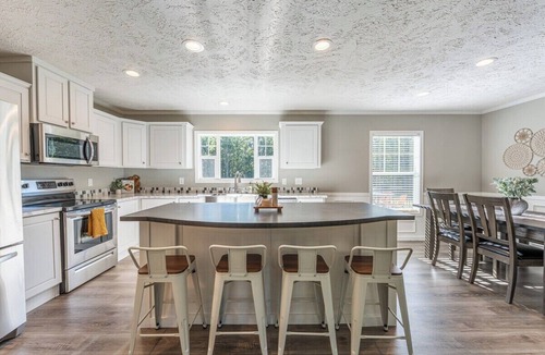 Wallingford House | Spacious Lodge w/Fire Pit & Hot Tub