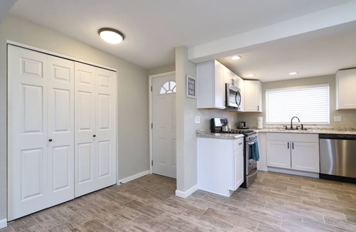 Casas Adobes House | Spacious Remodel-Great Freeway access-Sleeps 12