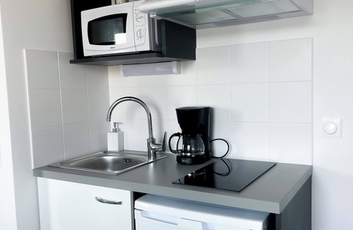 Cenon Apartment | Spacious Studio in Lormont