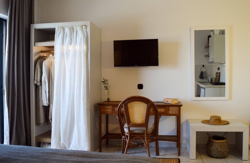 Galatas Hotel | Spacious superior sea view room