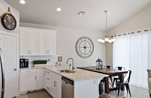 Sienna Hills House | Spacious Villa 5 minutes to Lake State park by Redawning