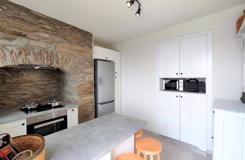 Steniai Apartment | "spiti" Sea View Neoclassical Apartment in Stenies