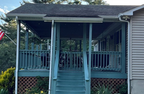 Montebello House | Spy Run Hideaway is a 1/2 mile from the Blue Ridge Parkway & pet friendly!
