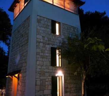 Dorida House | Steinturm mit Dach-Terrasse zwischen Fluß, Meer und Gebirge- Spiti Pirgos