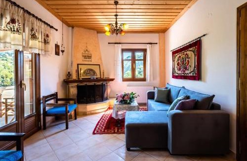 Trikolonoi Apartment | Stemnitsa Stone Residence - Comfy Mountain Getaway