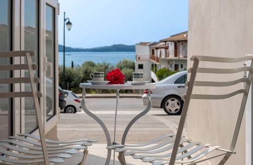 Perigiali Apartment | Studio Apartment 'Mella Roa Amar' with Shared Terrace, Wi-Fi and Air Conditioning