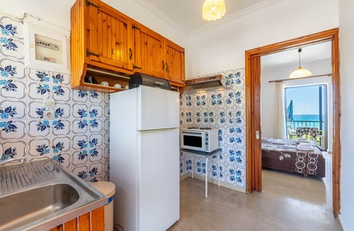 Agios Gordios Apartment | Studio Apartment 'Mires House Front 1' with Sea View, Wi-Fi and Air Conditioning