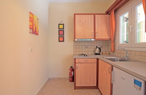 Messonghi Apartment | Studio Apartment 'Villa Pepy Studio 3' close to the Beach with Garden & Wi-Fi