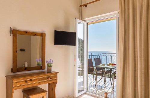 Parelia Apartment | Studio Apartments Swimming Pool and sea view on Pelekas Beach