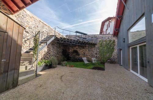 Hasparren Apartment | Studio avec terrasse plein centre du village