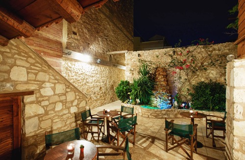 Old Town Rethymnon Apartment | Studio with Shared Patio by Barbara Studios, near the Venetian Port
