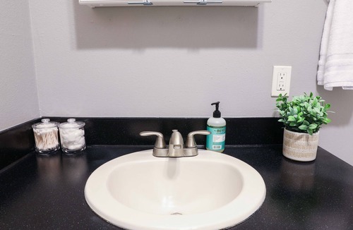 Beaverton Apartment | Stylish, New & Clean 1b apt w/King Bed+Pool+Gym+Parking