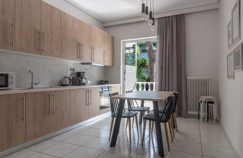 Nea Makri Apartment | Sunny Escape:Stylish and Roomy Apt in Beach Haven! 5min walk from the beach