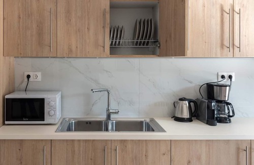 Nea Makri Apartment | Sunny Escape:Stylish and Roomy Apt in Beach Haven! 5min walk from the beach
