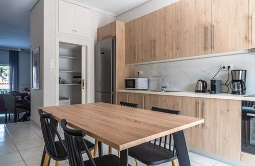 Nea Makri Apartment | Sunny Escape:Stylish and Roomy Apt in Beach Haven! 5min walk from the beach