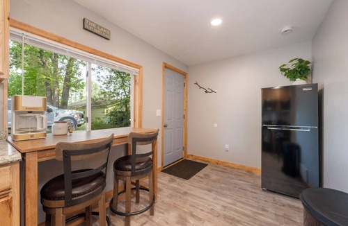 Grand Rapids Apartment | Sunset Cottage | McKinney Lake Cottages