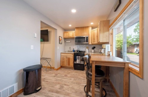 Grand Rapids Apartment | Sunset Cottage | McKinney Lake Cottages
